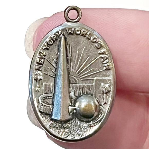 Vintage New York Worlds Fair Pendant Charm 1939 Trylon Perisphere Silver Tone - Picture 3 of 5